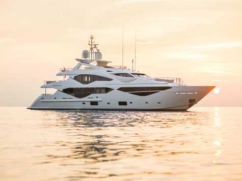 Yacht charter in Dubai Suneeker BERCO VOYAGER